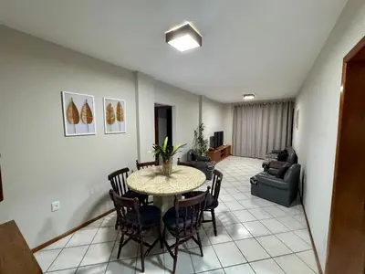 Uma área de estar em Apartamento Meia Praia Lateral Mar (Wi-Fi e Ar-condicionado)