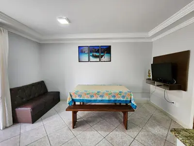 Uma televisão e/ou sistema de entretenimento em Apto 304 El shadday 3 quartos 150 metros mar
