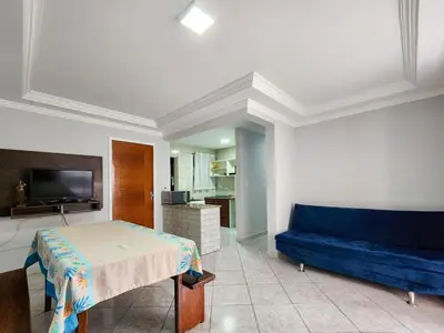 Uma televisão e/ou sistema de entretenimento em Apto 304 El shadday 3 quartos 150 metros mar
