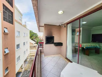 Uma televisão e/ou sistema de entretenimento em Apto 304 El shadday 3 quartos 150 metros mar