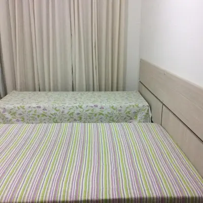 Uma cama ou camas num quarto em EXCELENTE APTO NA QUADRA DA PRAIA
