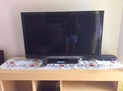 Uma televisão e/ou sistema de entretenimento em EXCELENTE APTO NA QUADRA DA PRAIA