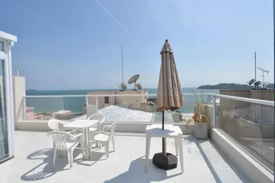A planta de 1074 Apartamento de cobertura com linda vista para o mar com 02 dormitórios, na praia do centro de Bombinhas
