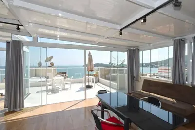 A planta de 1074 Apartamento de cobertura com linda vista para o mar com 02 dormitórios, na praia do centro de Bombinhas