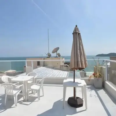 1074 Apartamento de cobertura com linda vista para o mar com 02 dormitórios