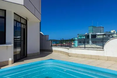 A planta de Ilhas Cayman 133 – Linda Cobertura Duplex com Piscina Privativa a 120 Metros da Praia de Bombas.