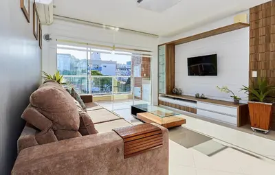 A planta de 1075 Apartamento localizado a 100 metros da praia com 02 dormitórios e ampla sacada na praia do centro de Bombinhas