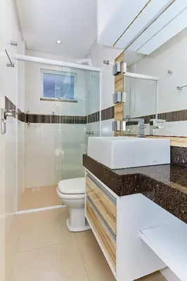A planta de 1075 Apartamento localizado a 100 metros da praia com 02 dormitórios e ampla sacada na praia do centro de Bombinhas