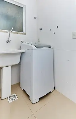 A planta de 1075 Apartamento localizado a 100 metros da praia com 02 dormitórios e ampla sacada na praia do centro de Bombinhas