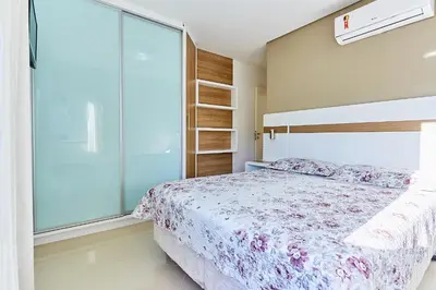 A planta de 1075 Apartamento localizado a 100 metros da praia com 02 dormitórios e ampla sacada na praia do centro de Bombinhas