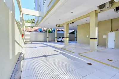 A planta de 1075 Apartamento localizado a 100 metros da praia com 02 dormitórios e ampla sacada na praia do centro de Bombinhas
