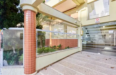 A planta de 1075 Apartamento localizado a 100 metros da praia com 02 dormitórios e ampla sacada na praia do centro de Bombinhas