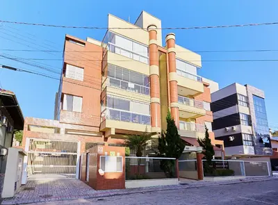 A planta de 1075 Apartamento localizado a 100 metros da praia com 02 dormitórios e ampla sacada na praia do centro de Bombinhas