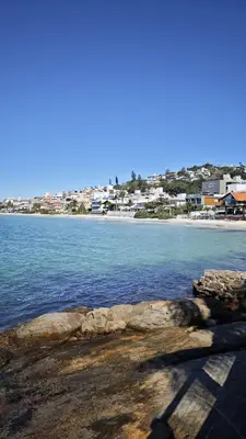 A planta de 1075 Apartamento localizado a 100 metros da praia com 02 dormitórios e ampla sacada na praia do centro de Bombinhas