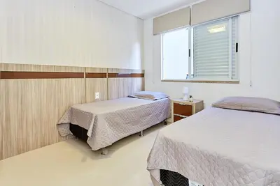 A planta de 1075 Apartamento localizado a 100 metros da praia com 02 dormitórios e ampla sacada na praia do centro de Bombinhas