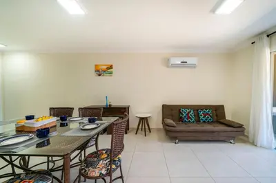 Uma área de estar em Manchester 106 A · Lindo e novíssimo Apartamento na praia Bombas.