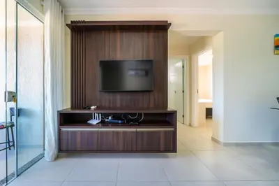 Uma televisão e/ou sistema de entretenimento em Manchester 106 A · Lindo e novíssimo Apartamento na praia Bombas.