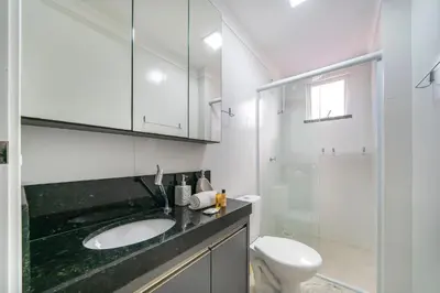 Uma casa de banho em Manchester 106 A · Lindo e novíssimo Apartamento na praia Bombas.