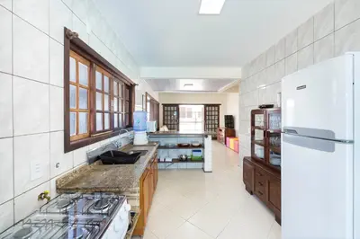 A cozinha ou kitchenette de Casa Patta - 05 dormitórios, com piscina.
