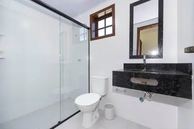 Uma casa de banho em Casa Patta - 05 dormitórios, com piscina.
