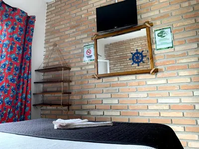 Uma televisão e/ou sistema de entretenimento em Hostel Vento Leste