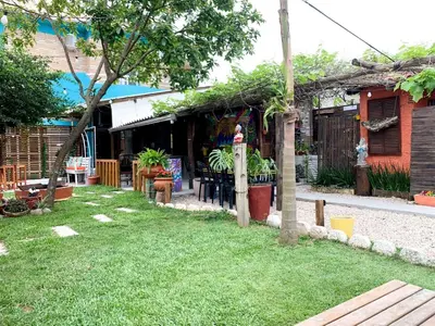 Um jardim no exterior de Hostel Vento Leste