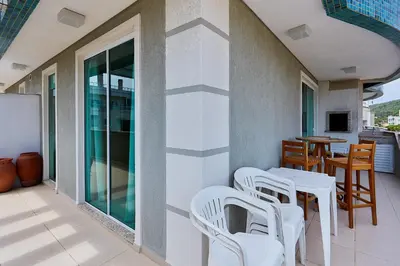 A planta de 983 Apartamento de cobertura com vista para o mar com 02 suítes e 02 garagens na praia do centro de Bombinhas