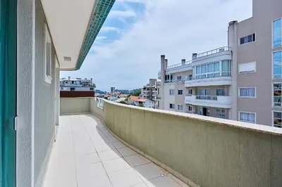 A planta de 983 Apartamento de cobertura com vista para o mar com 02 suítes e 02 garagens na praia do centro de Bombinhas