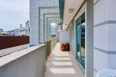 A planta de 983 Apartamento de cobertura com vista para o mar com 02 suítes e 02 garagens na praia do centro de Bombinhas