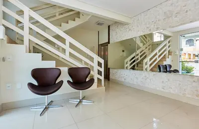 A planta de 983 Apartamento de cobertura com vista para o mar com 02 suítes e 02 garagens na praia do centro de Bombinhas