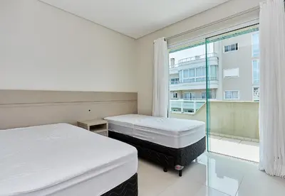 A planta de 983 Apartamento de cobertura com vista para o mar com 02 suítes e 02 garagens na praia do centro de Bombinhas