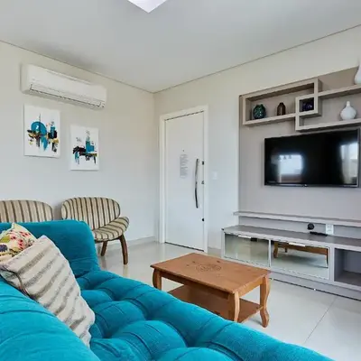 983 Apartamento de cobertura com vista para o mar com 02 suítes e 02 garagens na praia do centro de Bombinhas