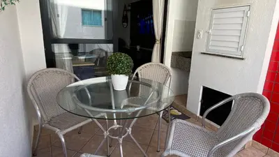Uma área de estar em Bombas/ Bombinhas, a 50m do Mar, Apartamento 2 quartos, com churrasqueira na sacada, Ar e Wi-fi