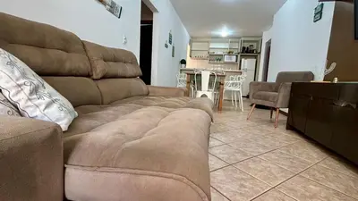 Uma área de estar em Bombas/ Bombinhas, a 50m do Mar, Apartamento 2 quartos, com churrasqueira na sacada, Ar e Wi-fi