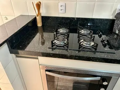 A cozinha ou kitchenette de Bombas/ Bombinhas, a 50m do Mar, Apartamento 2 quartos, com churrasqueira na sacada, Ar e Wi-fi