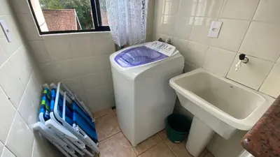 Uma casa de banho em Bombas/ Bombinhas, a 50m do Mar, Apartamento 2 quartos, com churrasqueira na sacada, Ar e Wi-fi