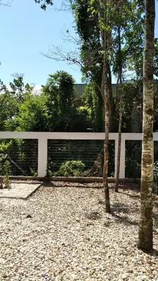 Um jardim no exterior de Casa com dois pavimentos nova, em Mariscal