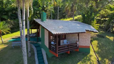 Um jardim no exterior de BANGALÔ CASA DAS PALMEIRAS - EXCLUSIVIDADE, CONFORTO E PRIVACIDADE.