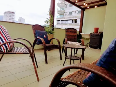 Uma área de estar em Apartamento Itapema 80 metros do mar!