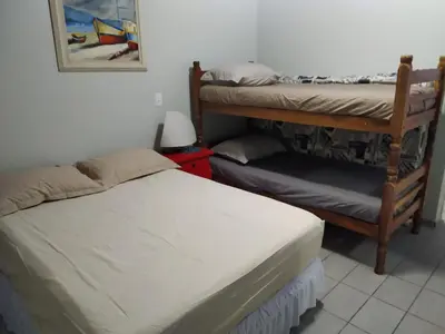 Uma cama ou camas num quarto em Apartamento Itapema 80 metros do mar!