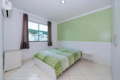 Uma cama ou camas num quarto em 258 - Apto confortável na praia de Bombas