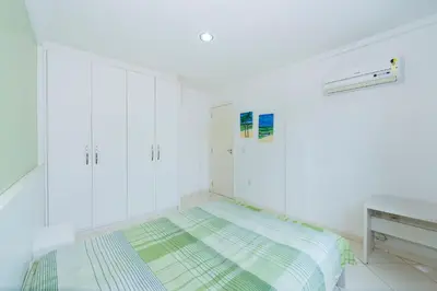Uma cama ou camas num quarto em 258 - Apto confortável na praia de Bombas