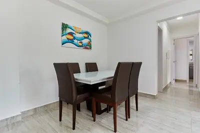 A planta de 1070 Lindo Apartamento na praia de Bombas 2 dormitórios