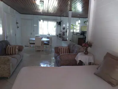 Uma área de estar em Casa familiar na Praia de Morrinhos