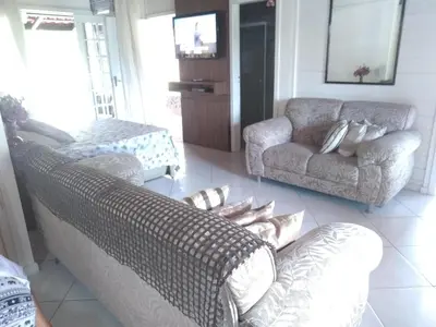 Uma área de estar em Casa familiar na Praia de Morrinhos