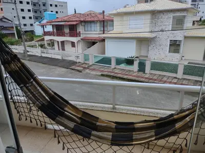 Uma varanda ou terraço em Praia De Palmas, apartamento 2 quartos, completo próximo a praia e todo comercio