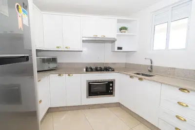 A cozinha ou kitchenette de 115E - Luxuoso 2 quartos em condomínio fechado em Bombas