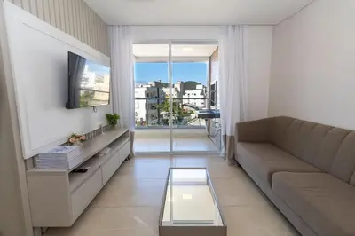Uma área de estar em 115E - Luxuoso 2 quartos em condomínio fechado em Bombas