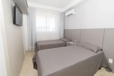 Uma cama ou camas num quarto em 115E - Luxuoso 2 quartos em condomínio fechado em Bombas