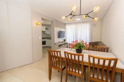 Uma televisão e/ou sistema de entretenimento em 115E - Luxuoso 2 quartos em condomínio fechado em Bombas